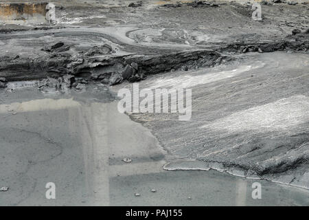 Fly ash modello durante la pioggia e il flusso di acqua Foto Stock