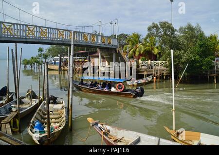 Il piccolo ponte a Malacca fisherman village Foto Stock