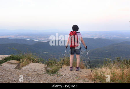 Escursionista donna che guarda il paesaggio Foto Stock