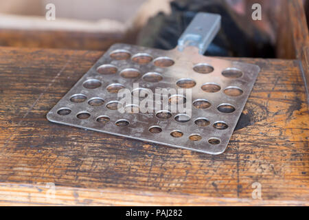 Il sigaro calibro ad anello, primo piano delle mani rendendo il sigaro da foglie di tabacco. Produzione tradizionale di sigari. Repubblica Dominicana, Cuba. Foto Stock