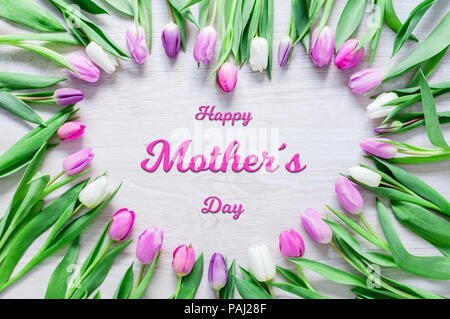 Cuore dal rosa tulipani fiori sul tavolo rustico per la Festa della Mamma - Migliore Mamma mai Foto Stock