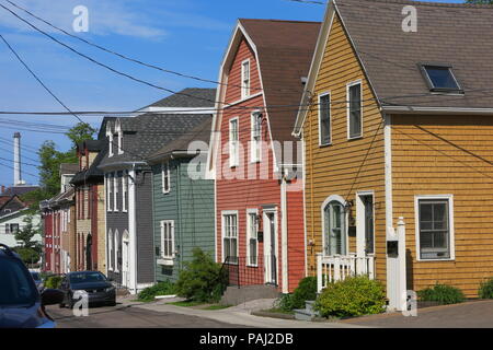 Una vista di coloratissimi, proprietà coloniale dalla Confederazione era su Great George Street, downtown Charlottetown, PEI Foto Stock