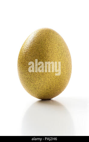 Golden Egg isolati su sfondo bianco per la pasqua Foto Stock