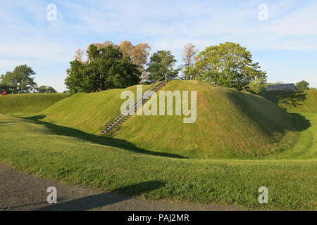 Il grande parco di Fort Anne sito storico sono liberi di entrare con caratteristiche interessanti per passeggiare e godersi la sera presto sunshine. Foto Stock