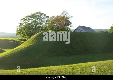Il grande parco di Fort Anne sito storico sono liberi di entrare con caratteristiche interessanti per passeggiare e godersi la sera presto sunshine. Foto Stock