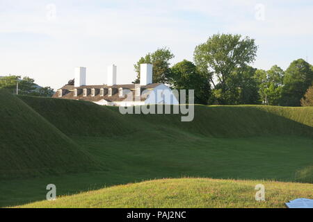 Il grande parco di Fort Anne sito storico sono liberi di entrare con caratteristiche interessanti per passeggiare e godersi la sera presto sunshine. Foto Stock