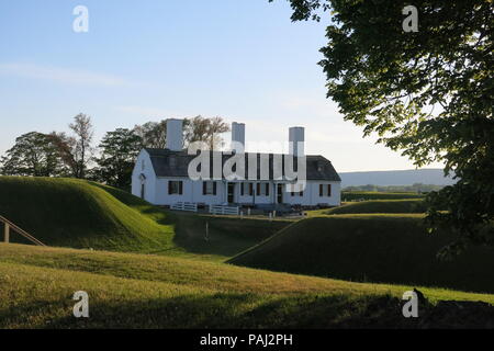 Il grande parco di Fort Anne sito storico sono liberi di entrare con caratteristiche interessanti per passeggiare e godersi la sera presto sunshine. Foto Stock