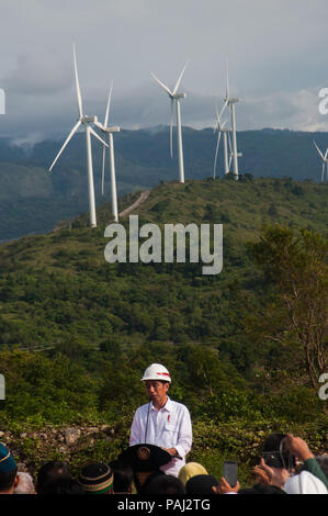 Indonesia Presidente, Joko Widodo inaugura Sidrap Wind Farm in Sidenreng Rappang Regency, Sulawesi Sud il 2 luglio 2018. Foto Stock