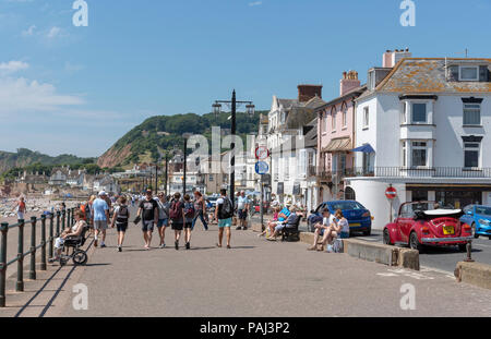 Sidmouth una stazione balneare in East Devon, Inghilterra England Regno Unito. Il lungomare, la spiaggia e le rocce rosse del picco collina ad ovest della città. Foto Stock
