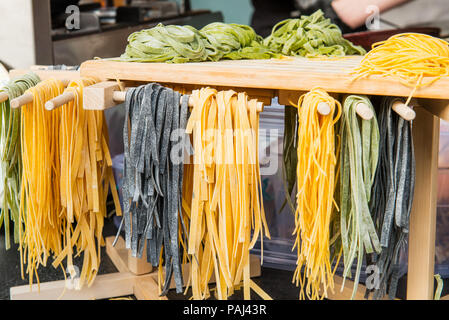 In prossimità di diversi tipi di pasta fatta a mano sulla vetrina di bar, ristorante, market alimentare per la vendita. Splendido design di pasta. Moderna cucina italiana Foto Stock
