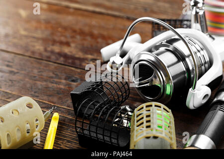 La pesca alimentatore e l'aspo. Punte diverse della verga di alimentatore per la pesca di fondo. spazio per il testo Foto Stock