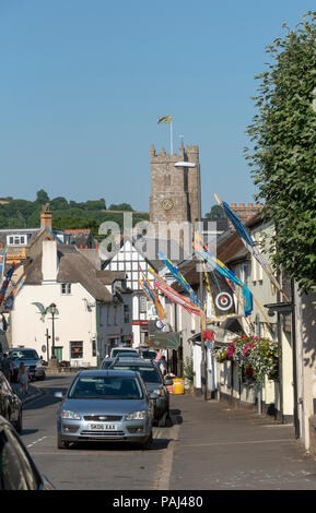 Moretonhampstead, Devon, Inghilterra England Regno Unito. Corte strada guardando verso St Andrews chiesa in questa piccola città Dartmoor. Foto Stock
