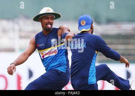 Lo Sri Lanka. 23 Luglio, 2018. Sri Lanka Gunathilaka Danushka (L) reagisce prima della partita il quarto giorno del secondo Test match tra lo Sri Lanka e il Sud Africa a Sinhalese Sports Club (CSD) International Cricket Stadium di Colombo, Sri Lanka il 23 luglio 2018.battitore Gunathilaka Danushka è stata sospesa al di sopra di una carica di cattiva condotta nel centro dello Sri Lanka di seconda prova contro il Sud Africa, il paese del cricket board detto sulla luglio 22. Credito: Pradeep Dambarage/Pacific Press/Alamy Live News Foto Stock