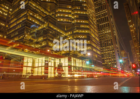 Una lunga esposizione vista della giunzione di Queen Street West e University Avenue, nel centro cittadino di Toronto, Ontario. Foto Stock