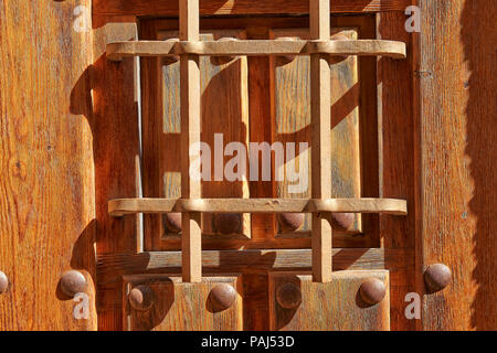 Metallo legno protette spioncino sulla trama porta spagnola Foto Stock