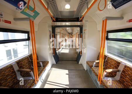 Vista interna del treno sotterraneo vuoto durante Heatwave a East London, Inghilterra Foto Stock