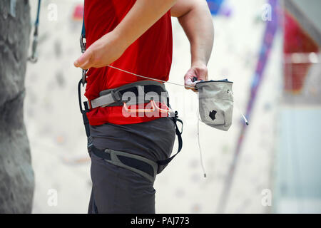 Close-up foto di scalatore maschio con talco bag in palestra Foto Stock