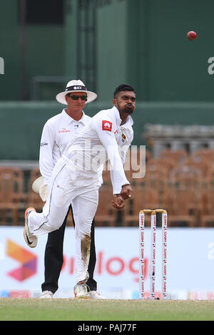 Lo Sri Lanka. 23 Luglio, 2018. Il governo dello Sri Lanka cricketer Danushka gunathilaka bocce durante il quarto giorno del secondo Test match tra lo Sri Lanka e il Sud Africa a Sinhalese Sports Club (CSD) International Cricket Stadium di Colombo, Sri Lanka il 23 luglio 2018. Credito: Pradeep Dambarage/Pacific Press/Alamy Live News Foto Stock