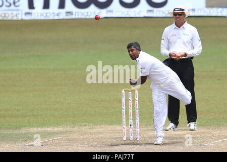 Lo Sri Lanka. 23 Luglio, 2018. Il governo dello Sri Lanka cricketer Rangana Herath bocce durante il quarto giorno del secondo Test match tra lo Sri Lanka e il Sud Africa a Sinhalese Sports Club (CSD) International Cricket Stadium di Colombo, Sri Lanka il 23 luglio 2018. Credito: Pradeep Dambarage/Pacific Press/Alamy Live News Foto Stock