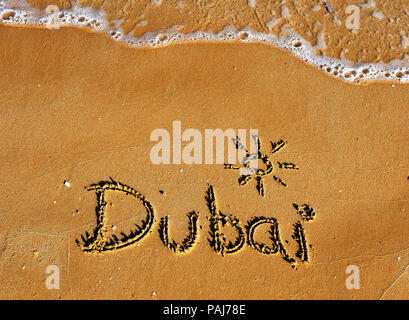 Parola di Dubai sulla spiaggia di sabbia di sfondo di viaggio Foto Stock