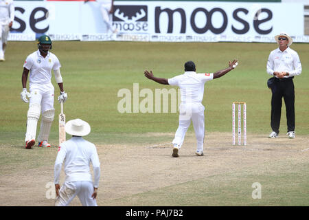 Lo Sri Lanka. 23 Luglio, 2018. Il governo dello Sri Lanka cricketer Rangana Herath appelli durante il quarto giorno del secondo Test match tra lo Sri Lanka e il Sud Africa a Sinhalese Sports Club (CSD) International Cricket Stadium di Colombo, Sri Lanka il 23 luglio 2018. Credito: Pradeep Dambarage/Pacific Press/Alamy Live News Foto Stock