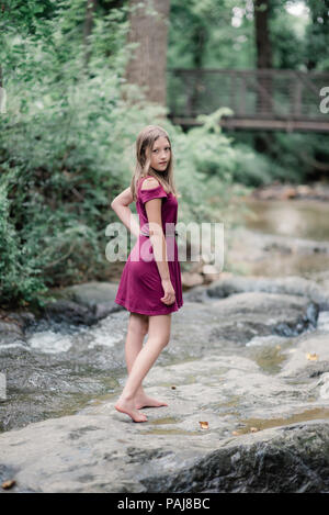 Pre-teen girl all'aperto Foto Stock