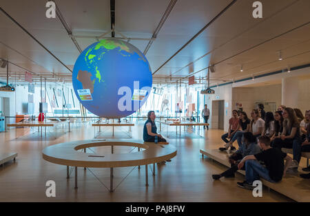 La scienza su una sfera - globo terrestre collegato al NOAA . Museo di Scienze di Trento (MUSA), Italia. Foto Stock