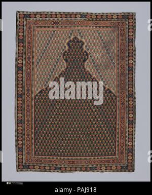 'Senneh' preghiera tappeto. Dimensioni: Rug: L. 64 1/2 in. (163.8 cm) W. 48 1/4 in. (122,5 cm). Data: tardo XVIII-XIX secolo. Questo arazzo intessuto di preghiera tappeto è un esempio della produzione di fini di Sanandaj, un centro nella provincia del Kurdistan in Iran nord-occidentale. La tecnica di tappezzeria kilim () lo rende più leggero e più fragile di un pelo annodato rug, e tali oggetti sono stati spesso utilizzati come decorazione tappezzerie. Il cambiamento dei colori nelle aree densamente modellato file di fiori ravviva il altrimenti semplice composizione di un mihrab arcuata o nicchia di preghiera, riempito di fiori entro e outsi Foto Stock