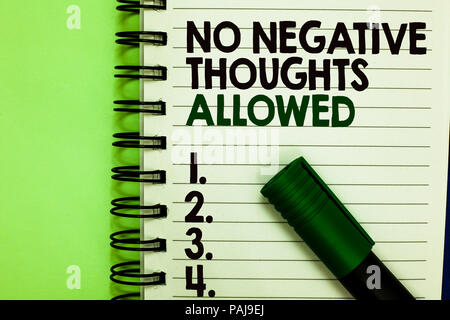 Testo della scrittura senza pensieri negativi ammessi. Concetto significato sempre positivo motivato ispirato buone vibes scritto lettere e numeri sul blocco note la Foto Stock