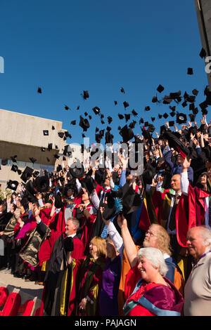 Istruzione superiore nel Regno Unito: gli studenti di laurea da Aberystwyth university, gettando i loro cappelli e schede di mortaio in aria per la loro tradizionale fotografia di graduazione. Luglio 2018 Foto Stock