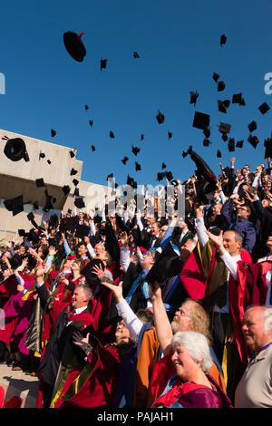 Istruzione superiore nel Regno Unito: gli studenti di laurea da Aberystwyth university, gettando i loro cappelli e schede di mortaio in aria per la loro tradizionale fotografia di graduazione. Luglio 2018 Foto Stock