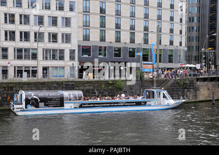 Berlino, Germania - Luglio 25, 2015: vista esterna di edifici e di una spedizione in barca sul fiume Sprea a Berlino nel mese di luglio 25, 2015 - Germania. La Sprea è Foto Stock