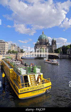 Berlino, Germania - 26 luglio 2015: vista esterna di edifici e una sul fiume Sprea a Berlino nel mese di luglio 26, 2015 - Germania. Foto Stock