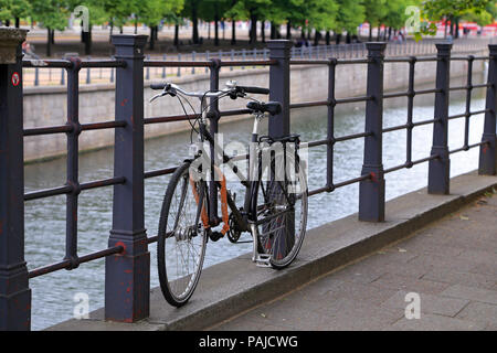 Bike in piedi in una ringhiera su una passeggiata sulle rive del fiume Spree Foto Stock