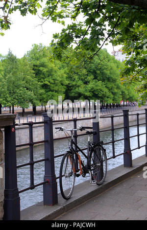 Bike in piedi in una ringhiera su una passeggiata sulle rive del fiume Spree Foto Stock