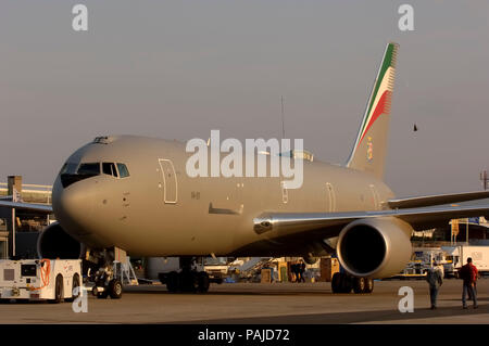 KC-767A essere trainata da un rimorchiatore in static-display a 2005 Paris Airshow, Salon du Bourget Foto Stock