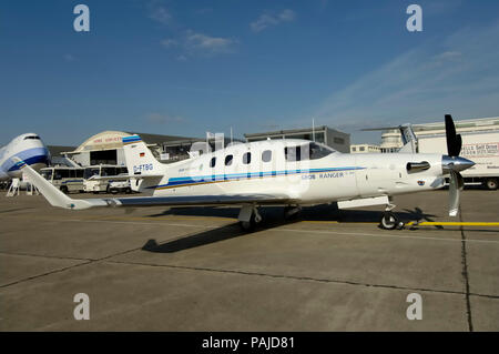 Trainato da un rimorchiatore al 2005 Paris Airshow, Salon du Bourget Foto Stock