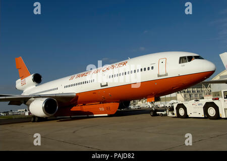 Tanker trainato da un rimorchiatore in static-display con esterno montato sotto la fusoliera 12.000 galloni US serbatoio acqua a Parigi del 2005, AirShow salon-du Foto Stock