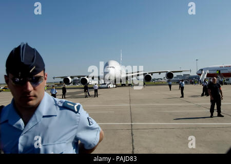 A380 trainato da un rimorchiatore towbarless con un poliziotto davanti al 2005 Paris Airshow, Salon du Bourget Foto Stock