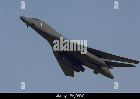 Flypast con ali spazzate indietro Foto Stock