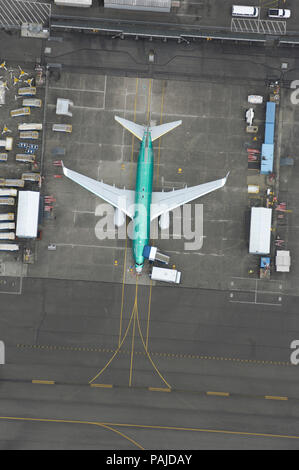 Boeing 737-800 al di fuori della linea di produzione parcheggiata in fabbrica prima della fase di verniciatura e di effettuare una prova di volo Foto Stock