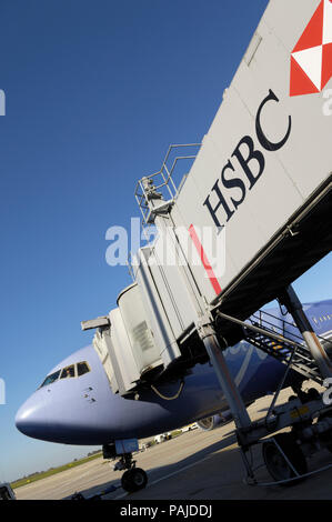 Boeing 767-200ER sul primo Stansted-Las Vegas MAXjet volo da Stansted il 2 novembre 2006 con jetway esteso Foto Stock