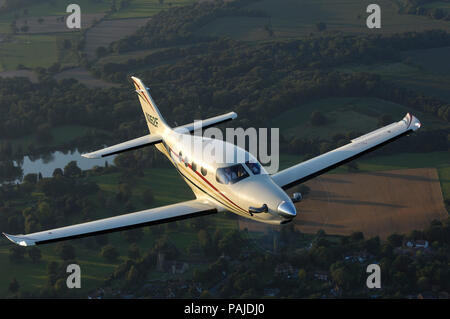 Farnborough F1 Gheppio prototipo volare sopra i campi e alberi Foto Stock