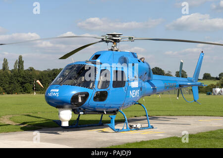 Una BBC News Eurocopter AS-355F-1 Scoiattolo parcheggiato sul piazzale di sosta a Redhill Foto Stock