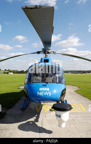 Una BBC News Eurocopter AS-355F-1 Scoiattolo parcheggiato sul piazzale di sosta a Redhill Foto Stock