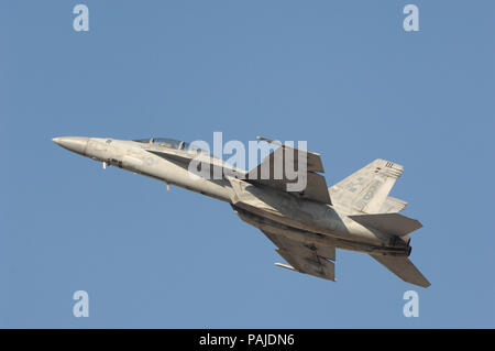 US Navy Boeing F/A-18F Super Hornet flying display al salone aeronautico di Dubai 2007 Foto Stock