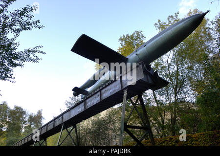 Fieseler Fi-103 V-1 sul lancio-rampa all'WW2 Blockhaus Museum a Eperlecques, Pas de Calais, Francia Foto Stock