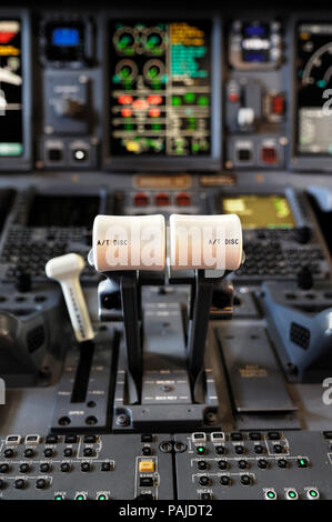 Le leve dell'acceleratore nella cabina di pilotaggio di un Flybe British European Embraer 195 Foto Stock