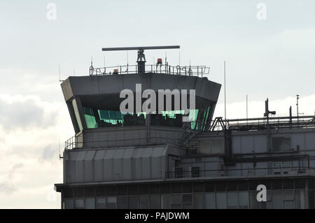 Controllo-torre presso l'aeroporto di Manchester con radar girando sulla parte superiore Foto Stock