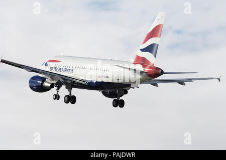 British Airways Airbus A318-100 arrampicata fuori dopo il decollo Foto Stock